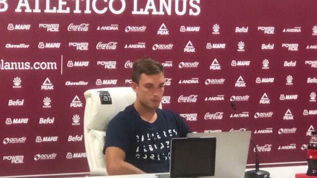 Juan Cruz Komar en la conferencia de prensa de Talleres. El DT Alexander Medina sigue sin hablar (Federico López Claro).