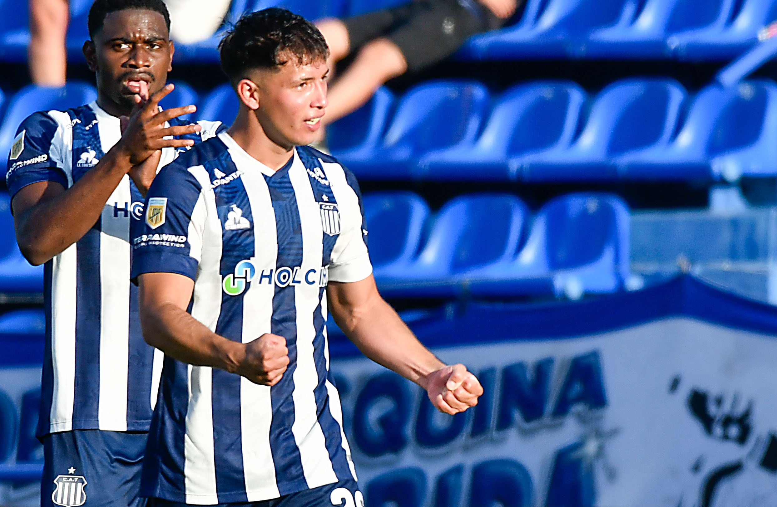 Mateo Cáceres celebra el gol de Talleres ante Vélez. (Fotobaires).