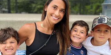 Thiago, Mateo y Ciro posan junto a su mamá.