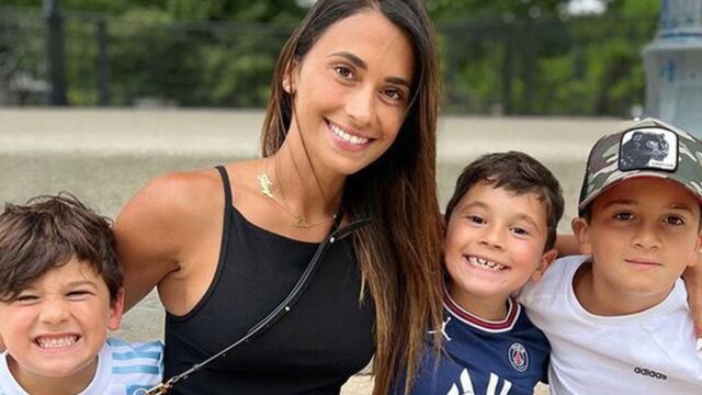 Thiago, Mateo y Ciro posan junto a su mamá.