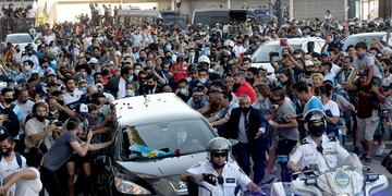 Se produce la salida del féretro que transporta los restos de Diego Armando Maradona de la Casa Rosada con destino final al cementerio en Bella Vista. (Télam)