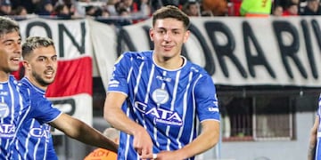 Gonzalo Abrego acaba de convertir el segundo gol de Godoy Cruza ante River en el Monumental, y formó una A (de Abrego) dedicada a su madre en el cielo.