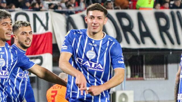 Gonzalo Abrego acaba de convertir el segundo gol de Godoy Cruza ante River en el Monumental, y formó una A (de Abrego) dedicada a su madre en el cielo.