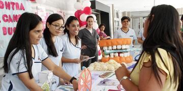 El stand ofreció material educativo y asesoramiento a los visitantes sobre la prevención y el diagnóstico del cáncer bucal.