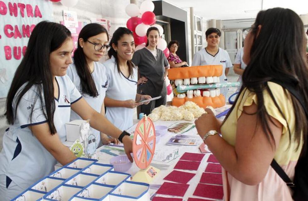 Un stand informativo para concientizar sobre el cáncer bucal