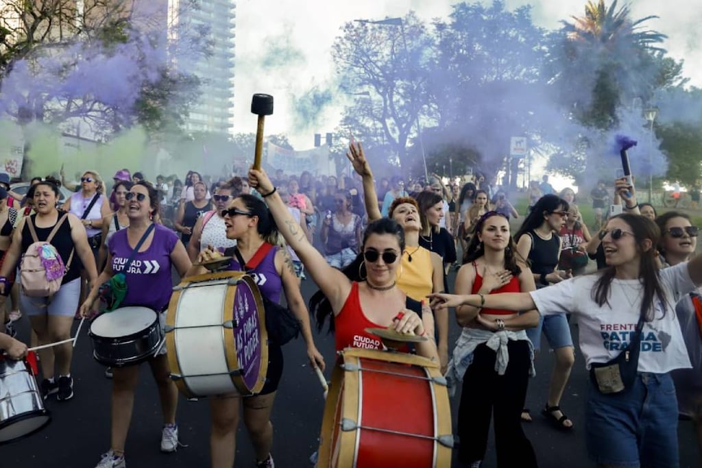 Miles de mujeres marchan en Rosario en el Día Internacional de la Eliminación de la Violencia contra la Mujer.