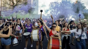 La manifestación transformó la postal habitual de la costanera central de la ciudad.