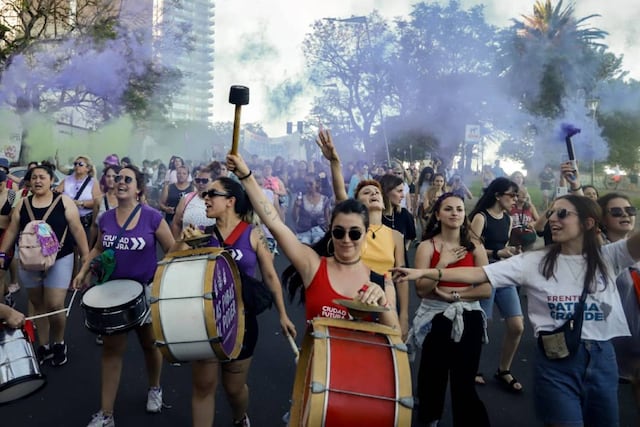 Miles de mujeres marchan en Rosario en el Día Internacional de la Eliminación de la Violencia contra la Mujer.