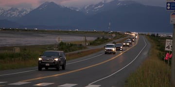Una línea de autos evacua el Homer Spit en Homer, Alaska, luego de que se emitiera una advertencia de tsunami luego de un terremoto de magnitud 8.2. La advertencia de tsunami para gran parte de la costa sur de Alaska se canceló cuando se registró la ola más grande, de poco más de medio pie, en Old Harbour. Alaska.