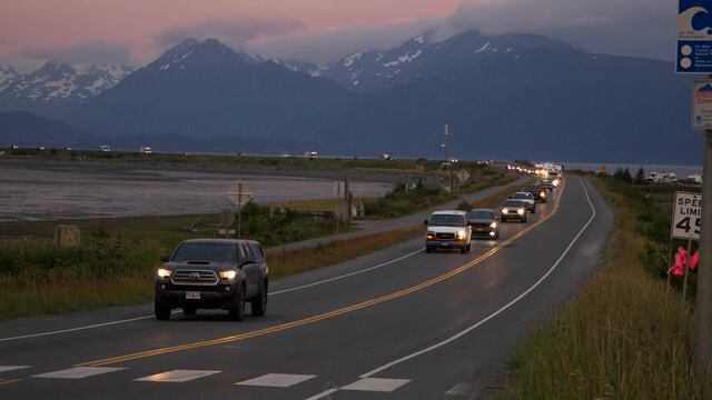 Una línea de autos evacua el Homer Spit en Homer, Alaska, luego de que se emitiera una advertencia de tsunami luego de un terremoto de magnitud 8.2. La advertencia de tsunami para gran parte de la costa sur de Alaska se canceló cuando se registró la ola más grande, de poco más de medio pie, en Old Harbour. Alaska.