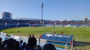 Frente a su gente y la presión de ganar, Gimnasia y Esgrima de Jujuy recibe a Chacarita en el cierre de la fase regular de la Primera Nacional. El equipo espera tener el acompañamiento masivo del público en su estadio.
