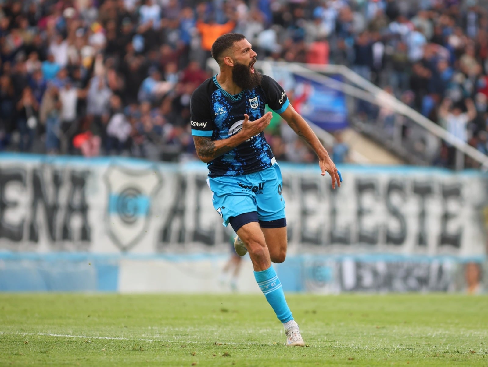 Alejandro Quintana festeja su gol, que quedó totalmente en segundo plano por todo lo vivido en el “23 de Agosto”.