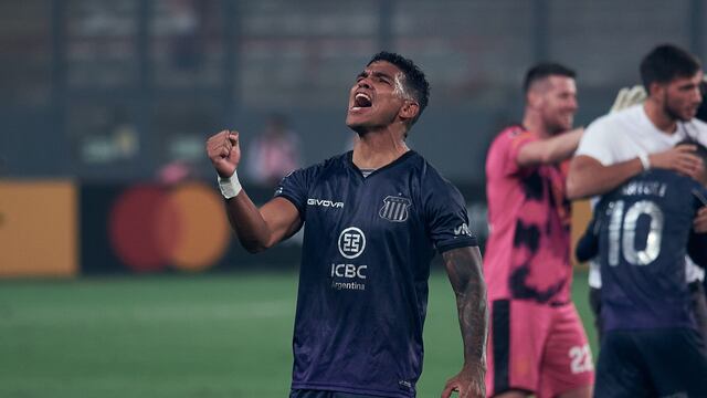 Rafael Pérez, defensor de Talleres, y su gran festejo en el cierre del 0-0 con Sporting Cristal. (Prensa Talleres)