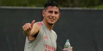 Fabrizio Angileri donó pelotas de fútbol al Club San Martín de Mendoza, en un gesto del defensor de River Plate que lo dejará en los próximos meses, lo pretenden Lazio de Italia, Valencia de España y Lille de Francia.