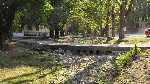 Salsipuedes: denuncian loteos en zona roja y desvíos del río