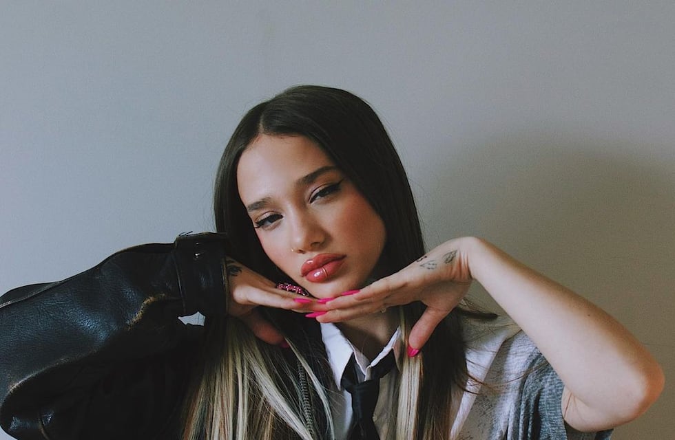 Quién es Ángela Torres, la artista que relanza su carrera y es furor en Instagram por sus looks