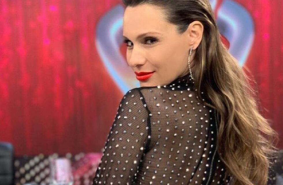 Pampita posó para una producción fotográfica: embarazada y sin ropa