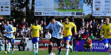 El defensor argentino Juan Villalba trasladando el balón en la final.
