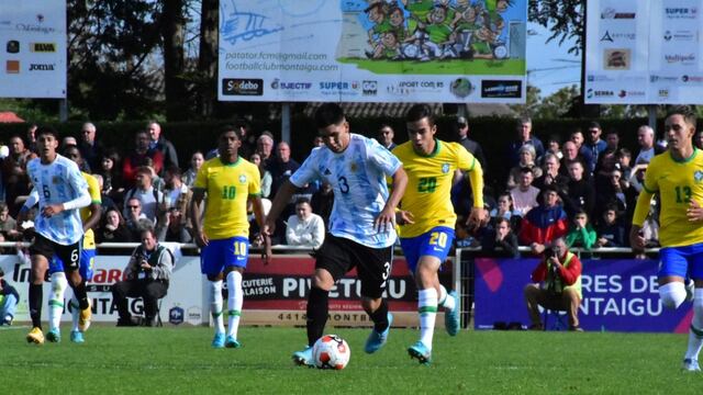 El defensor argentino Juan Villalba trasladando el balón en la final.