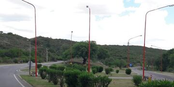 Las viejas lámparas de sodio serán modernizadas por equipos de tecnología LED. Se ahorará energía y se reducirá la emisión de gases de efecto invernadero. Gentileza ANSL