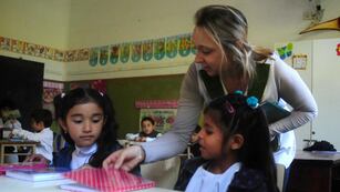 Contención. Volver al aula también implica el reencuentro con los compañeros.