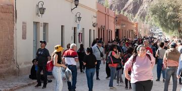 Purmamarca, el pueblo del cerro Siete Colores, uno de los destinos de Jujuy más apreciados por el turismo nacional e internacional.