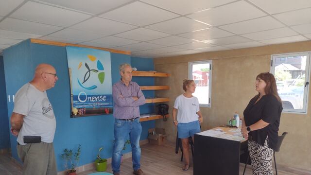 Alejandro Trybuchowicz, estuvo presente en Orense junto a la concejal Victoria Larriestra.