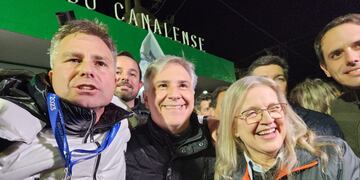 Elecciones 2023: Edgar Bruno (de Unidos por Canals) venció en las elecciones de su localidad y festejó junto al candidato a gobernador Martín Llaryora, y a la dirigente Adriana Nazario. (Prensa Martín Llaryora)