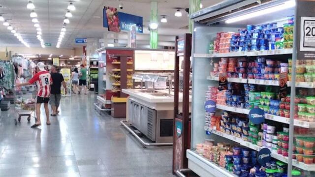 Uno de los supermercados más grandes de Coto en Rosario funciona sobre el cruce de las avenidas Eva Perón y Circunvalación.