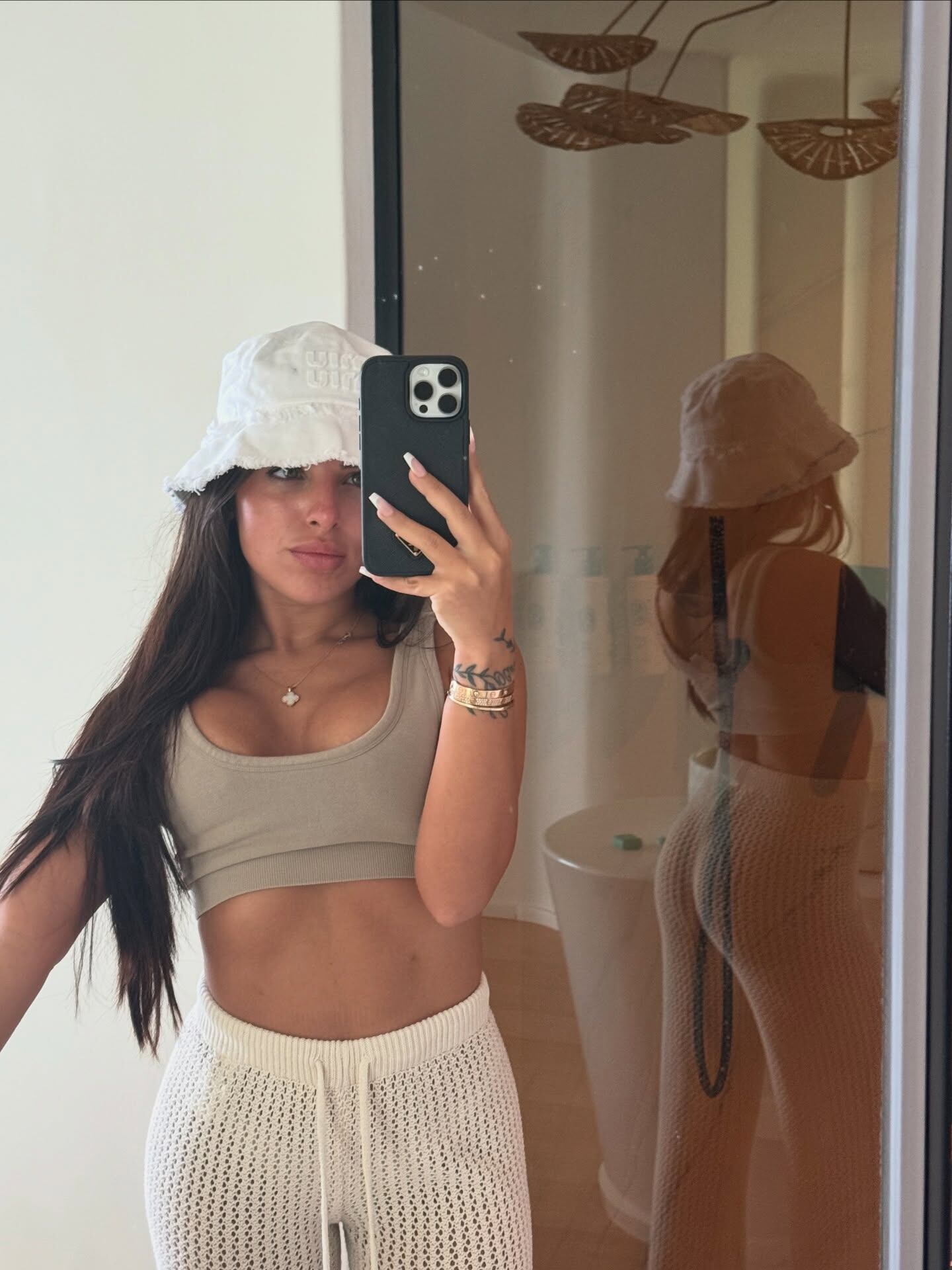 Desde Grecia, Valen Cervantes derrochó sensualidad con un top mega escotado y un pantalón tejido con transparencias