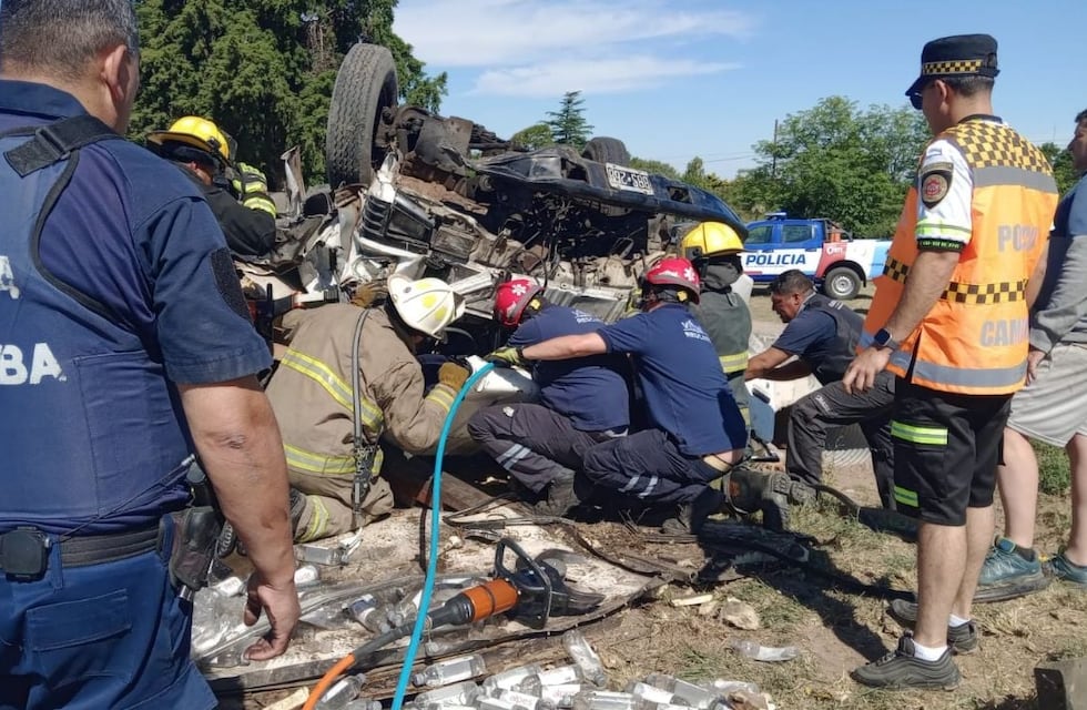 Violento vuelco de un camión en la autopista Córdoba–Carlos Paz dejó dos heridos