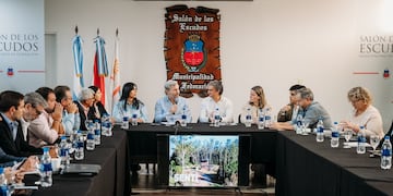 Frigerio se reunió con los gabinetes municipal y provincial en Federación.