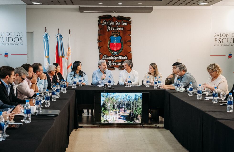 Frigerio encabezó una reunión de trabajo con los gabinetes provincial y municipal en Federación