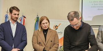 La vicegobernadora Gisela Scaglia, junto al intendente de San Vicente, Gonzalo Aira, abrieron los sobres con las ofertas económicas para la ampliación de la red de acueductos desde Angélica hasta la ciudad de San Vicente