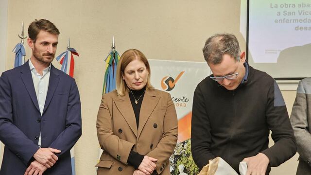 La vicegobernadora Gisela Scaglia, junto al intendente de San Vicente, Gonzalo Aira, abrieron los sobres con las ofertas económicas para la ampliación de la red de acueductos desde Angélica hasta la ciudad de San Vicente