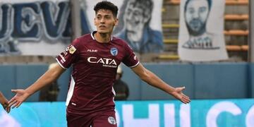Godoy Cruz presentó la nueva indumentaria y fue n San Luis en la Copa Argentina. Larrosa marcó el gol del empate del Tomba pro no alcanzó. El Tomba perdió en los penales.
