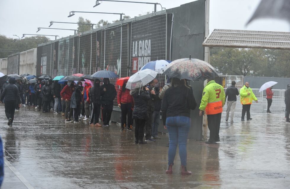 Furor por Lionel Messi y la Selección: largas filas bajo la lluvia para retirar las entradas de Argentina-Bolivia