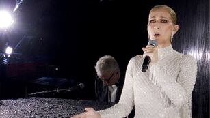 Celine Dion, en plena noche lluviosa, cantando un clásico de Edith Piaf en los Juegos Olímpicos (AP).