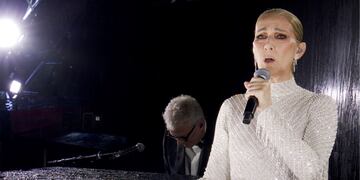 Celine Dion, en plena noche lluviosa, cantando un clásico de Edith Piaf en los Juegos Olímpicos (AP).