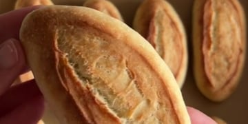 Pan casero crujiente por fuera y esponjoso por dentro.