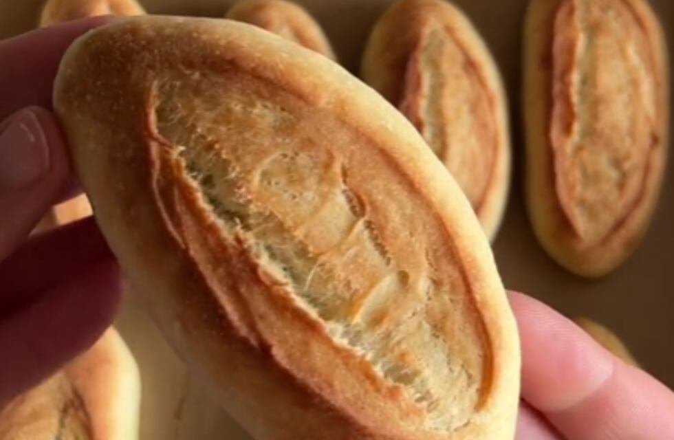 Con esta receta vas a dejar de ir a la panadería: cómo hacer pan casero crujiente por fuera y esponjoso por dentro