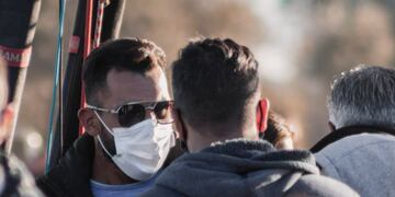 Carlitos Tevez estuvo en Mendoza y, entre otras cosas, disfrutó de un atardecer en globo (en Junín), recorrió una bodega de Luján de Cuyo y fue agasajado con alfajores con su imagen, cortesía del panadero maipucino que ya es una celebridad en todo el país. Foto: Gentileza.