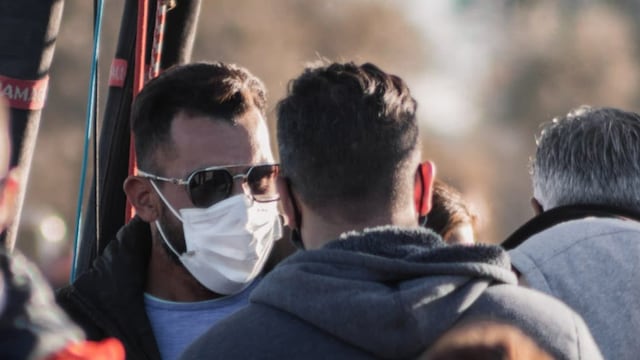 Carlitos Tevez estuvo en Mendoza y, entre otras cosas, disfrutó de un atardecer en globo (en Junín), recorrió una bodega de Luján de Cuyo y fue agasajado con alfajores con su imagen, cortesía del panadero maipucino que ya es una celebridad en todo el país. Foto: Gentileza.