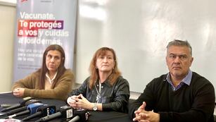 Detallaron el comienzo de la vacunación contra el dengue en Rafaela: la Coordinadora Regional de Salud nodo Rafaela, Mariela Talanim la secretaria de Salud de la provincia, Andrea Uboldi y el secretario de Desarrollo Humano de la Municipalidad, Gabriel Cáceres.