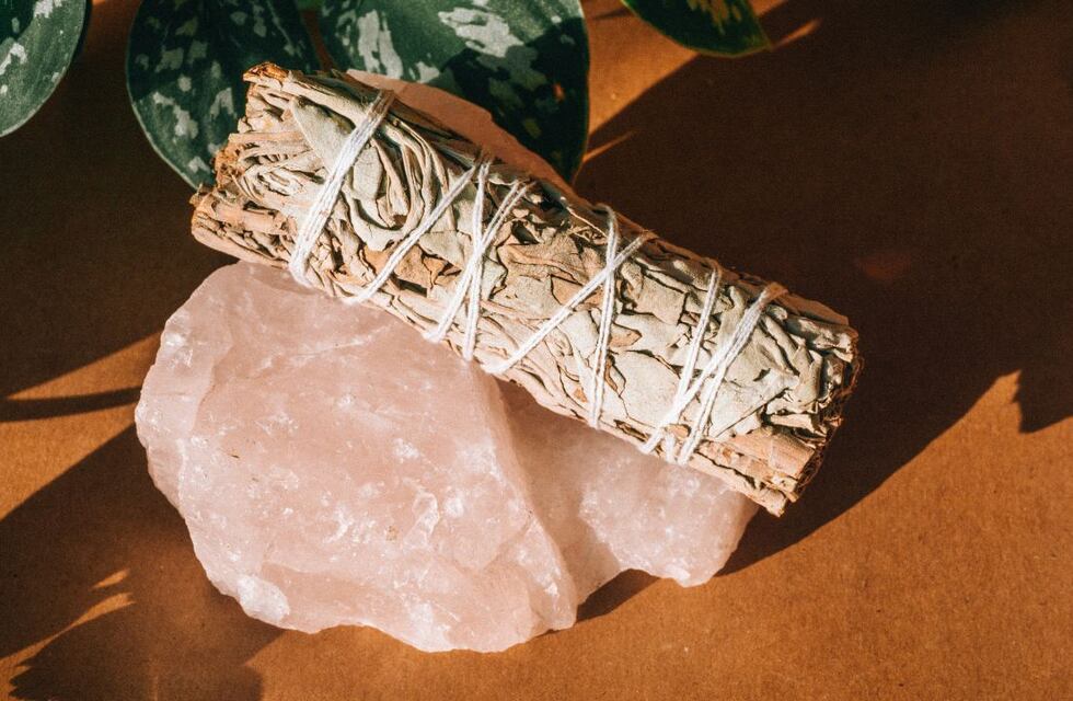 Cuarzo rosa: para qué sirve “la piedra del amor” y por qué debes llevarlo en tu bolso