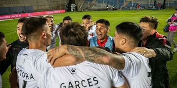 Los futbolistas celebraron a grito pelado en San Juan después de eliminar a Independiente.