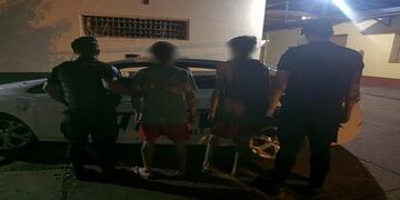 Dos jóvenes detenidos tras intentar violentar un automóvil.