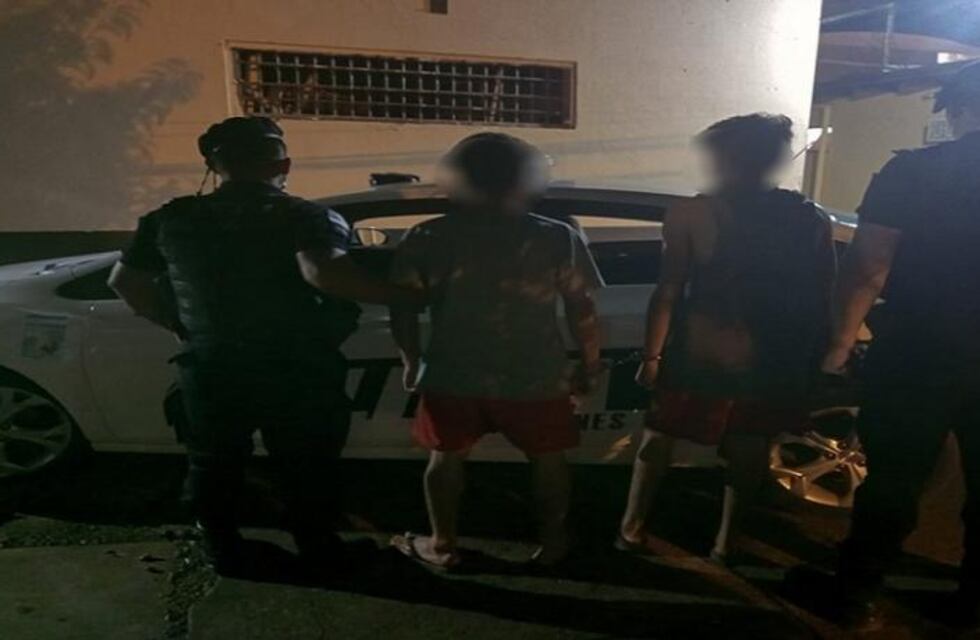 Dos jóvenes detenidos tras intentar violentar un automóvil