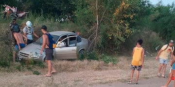Villa María. El corsa terminó incrustado en una especie de cuneta que se forma al costado del camino. (Gentileza Villa María Vivo)