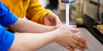 Niño canilla agua lavarse las manos